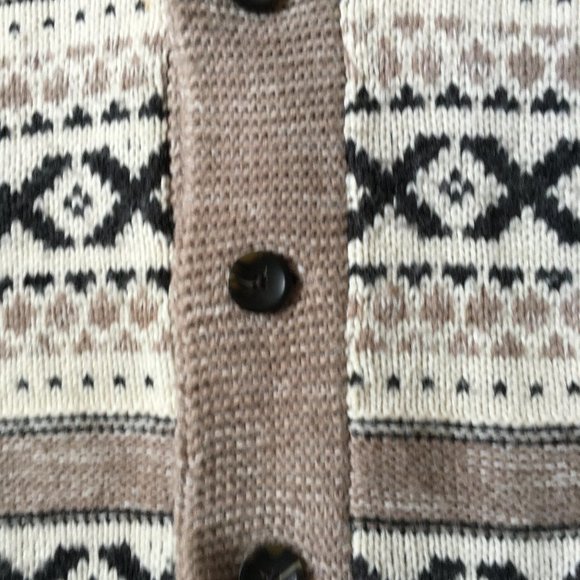 Gorgeous Chunky Knit button up warm sweater, Aztec Print - Picture 3 of 6